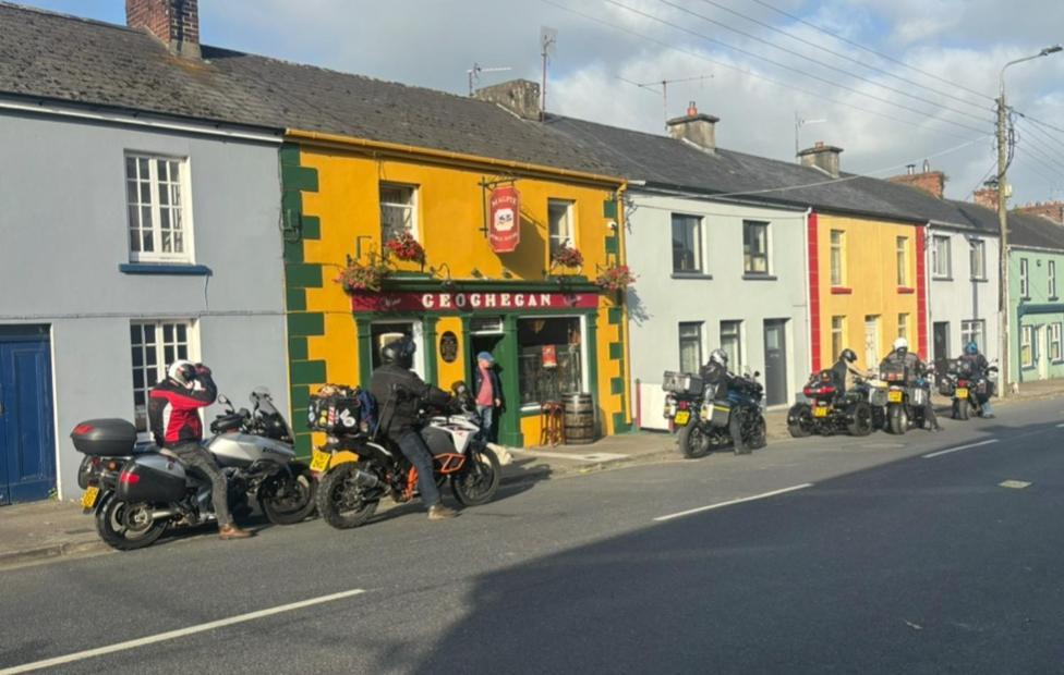 Bed & Breakfast Geoghegans Magpie Bar And Glin